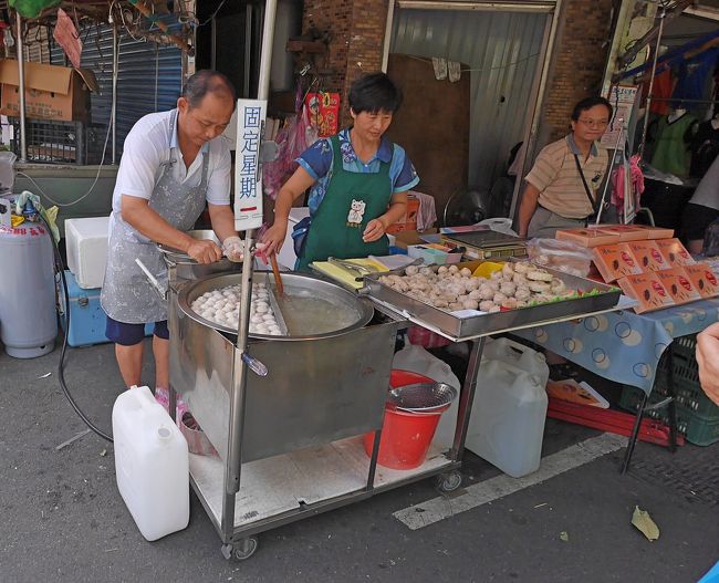 朝なので惣菜などの店が多いという