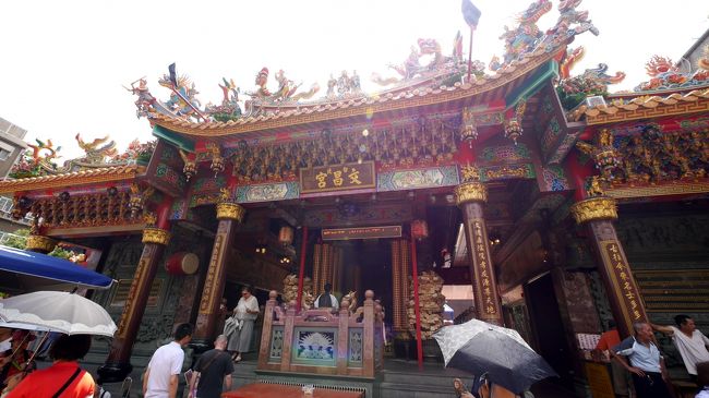 きんきらきんの文昌宮，学問の神様と　受験時にはたくさんのお参りがある