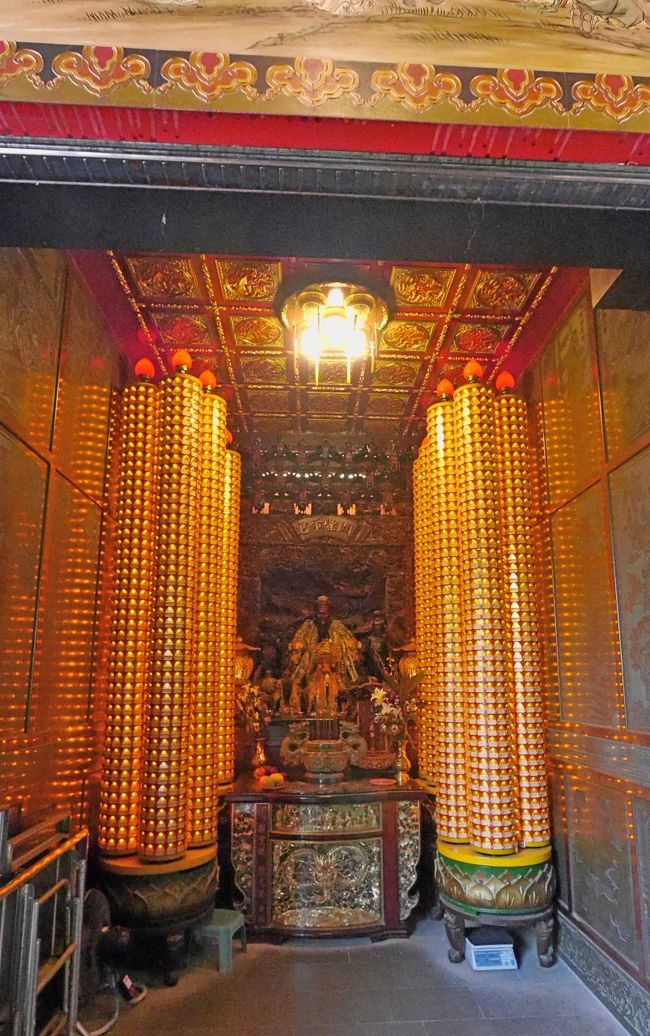 中は電飾できんきらきん