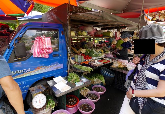 トラックがそのまま八百屋さん．