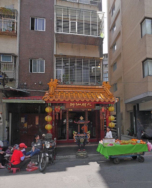 アパートの一階がお宮さん