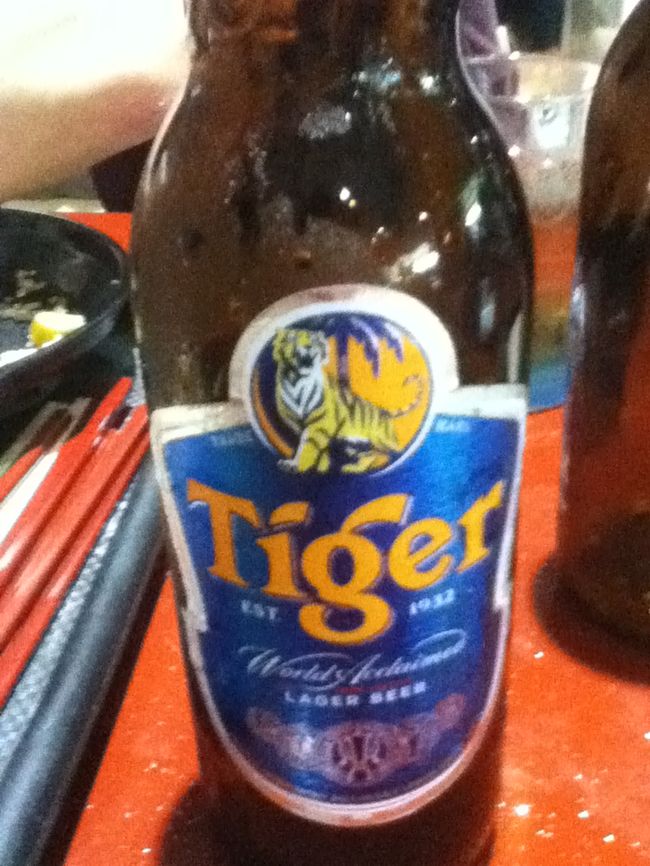 とりあえず、タイガーでしょ。ホーカーでいただきました。<br />しかし、シンガポールは、お酒が高い・・・<br />ムスリムの国とはいえ、インドネシアやマレーシアはこんな高くなかった。<br />そもそも物価高いのを忘れておりました。