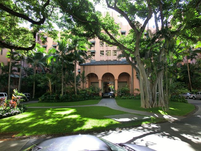 　時間まで、シェラトンとロイヤルハワイアンをぷらぷらと散策して時間をつぶします。