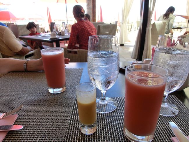 　バナナスムージーが運ばれてきます。おいしいです。<br /><br />　で、テーブルには座る前からカップを伏せて置いてあるコーヒーカップが。飲むかどうか聞かれます。「飲みます」というと、コーヒーをついでいってくれます。<br /><br />　ですが･･･飲んでいる途中から、通りすがりにどんどん注いでいきます。<br />んー。クリーム入れたりしていると加減がわからなくなってきます。せめて、注ぐ前に一言言ってほしいですねー。