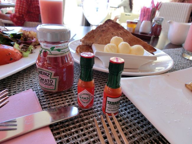 　オムレツ用のケチャップとタバスコ。<br /><br />　ミニサイズです。しかも未開封。<br />　持って帰りたかったのですが･･･どうなんでしょうねー。<br /><br />　サービスがよく愛想のいい、「おじさん」がテーブルについてくれたので、とても気持ちよく、遅めの朝食でした。<br /><br />　でも、朝食にしては”高い”ですね。