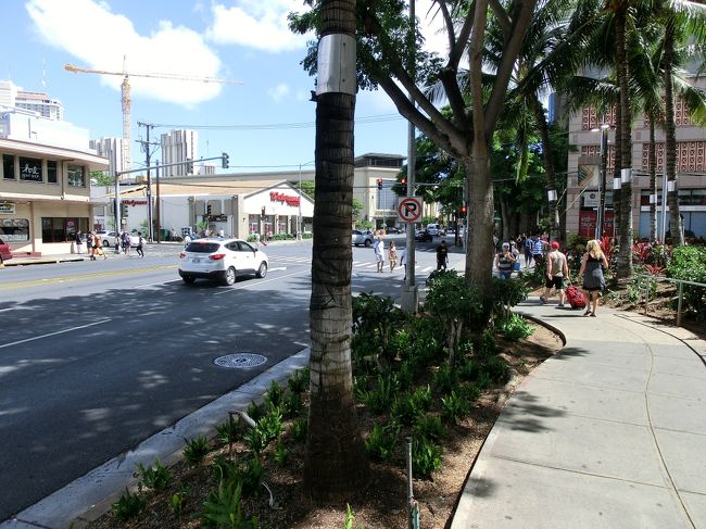 　また、アラモアナセンターまで歩いて移動です。<br /><br />　すぐ裏手なんです。