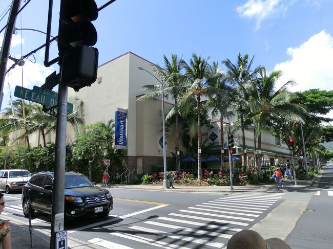 　お昼前に、トロリーでアラモアナまで行き、そこから歩いてウォルマートまで。徒歩でもすぐに着きます。