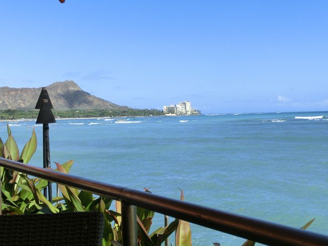 　ホテルに戻って荷物を置いて。<br /><br />　これもリゾートフィに含まれているドリンク１杯無料券を使って<br />エッジオブワイキキでのんびりです。<br /><br />　ここでは、追加のスナックなどは”なし”で無料のドリンクだけでくつろげました。