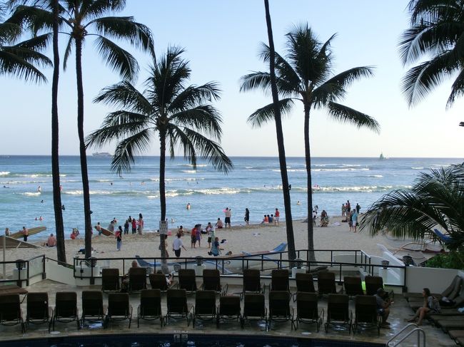 　テラス席の眺めの良い席でしたが、はじだったため、楽しみにしていたサンセットは見られず。<br /><br />　夏は海ではなく、ホテルの陰になってしまうようです。