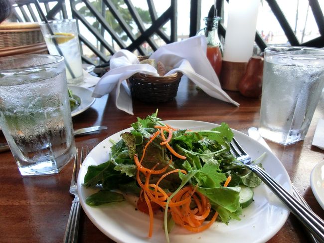 　日本人は少ないですが、日本語メニューあります。店員さんは片言の日本語で親切に対応してくれます。<br /><br />　まずは、グリーンサラダを。一つ頼んでもちゃんと二人用に分けて持ってきてくれました。