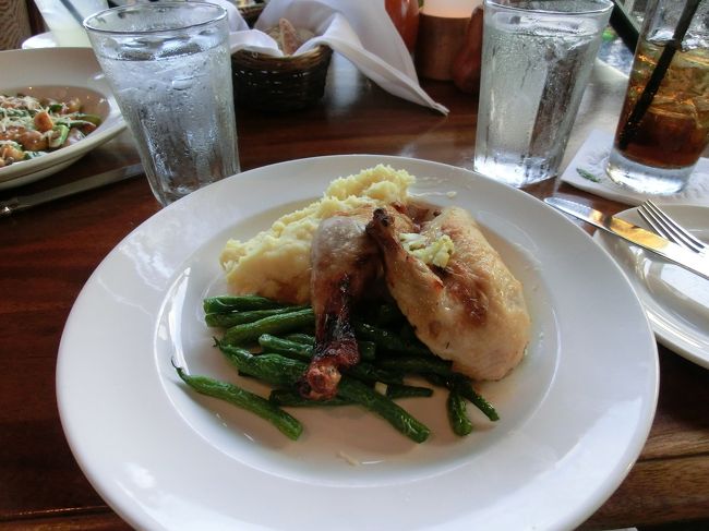 　ローストチキンです。この他にも白身魚のフライもあります。<br /><br />　チキンはやわらかくておいしかったです。