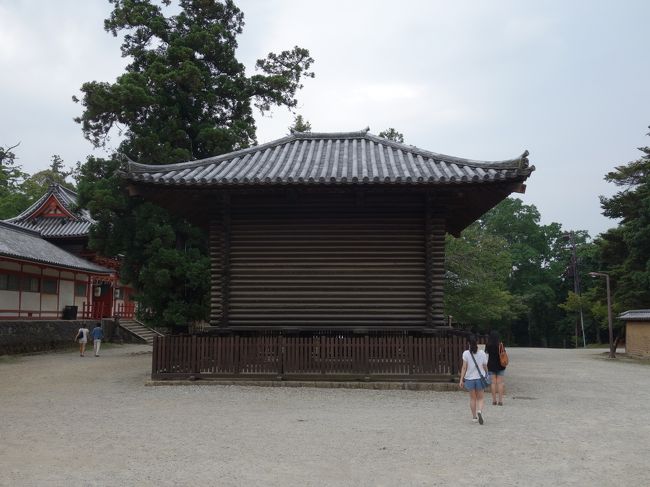 法華堂付属の経蔵です。校倉造が良くわかります。