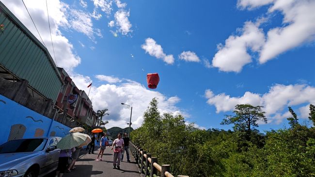 老街は200ｍ程度，坂の上にでる．天燈をあげていた