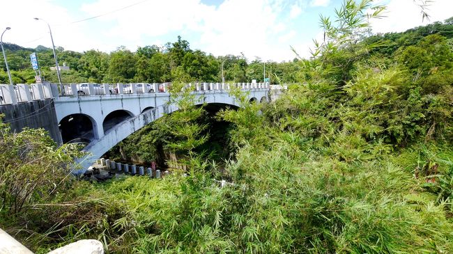 街を出るとすぐ橋がみえる外れとなる