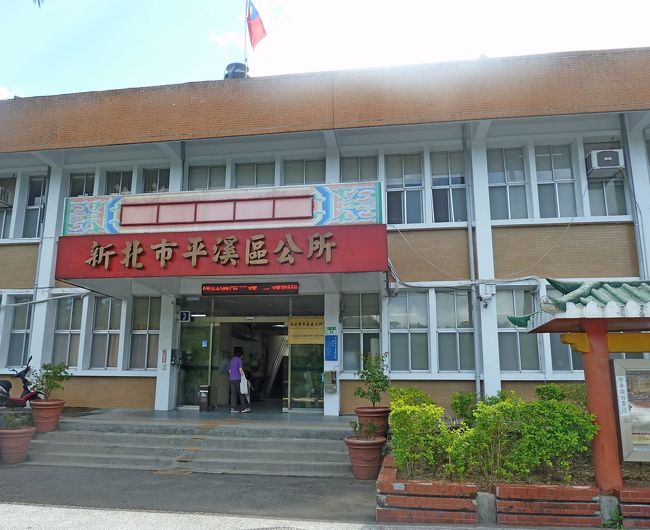 区役所があった．みな油もの食べてばかりでおなかが緩くなっているので直行．私は小のみ