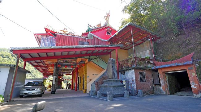 ここで皆は下に降りて行ってしまった．わたしだけ先に登る．お宮があった．左には洞窟が．平渓観音岩八仙洞という．実際この時も入ったが，電気のスイッチがわからなくて真っ暗．帰りにスイッチがわかったのでもう一度入ることにした．