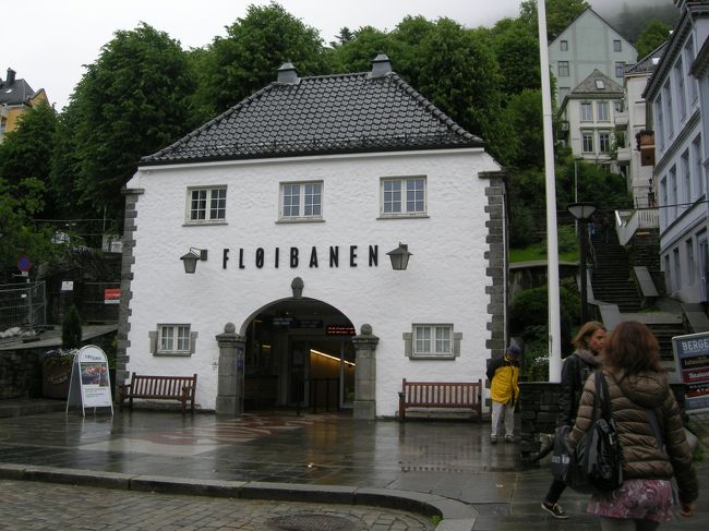 午後、ベルゲンの街へ着いてまずケーブルカーでフロイエン山山頂へ行こうとケーブルカーの駅へ。<br />街中の坂をちょっと登ったすぐ駅があります。