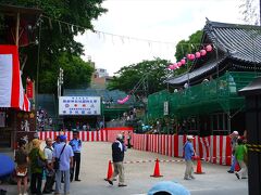 櫛田神社に到着。開始２時間以上前だが、すでに警察の警備が始まっていた。