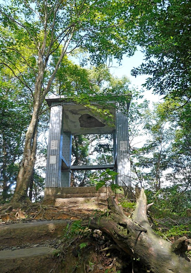 平安鐘は落下してしまったようだ．今は立ち入り禁止．