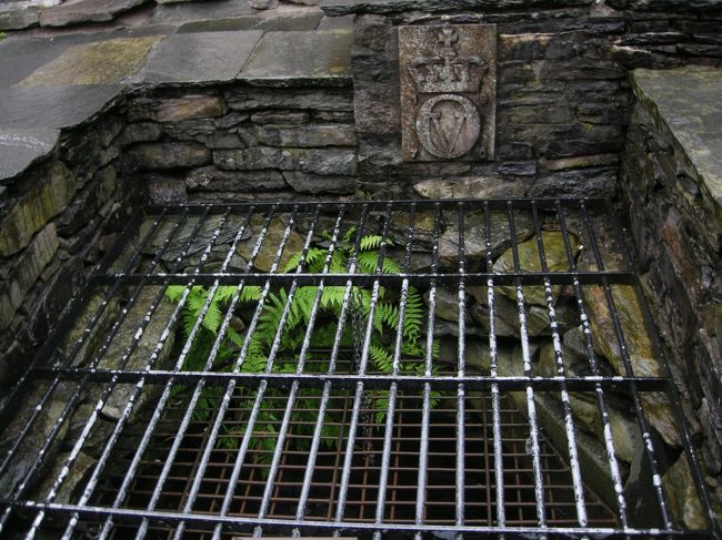 今はふさがれている井戸<br />石版がいい味出してます。