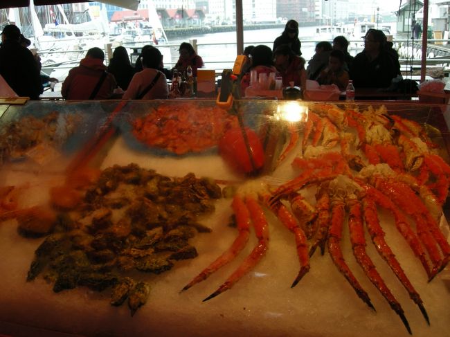 魚市場へも行きました。<br />魚種は少ないけれどおなじみの蟹も売ってます。