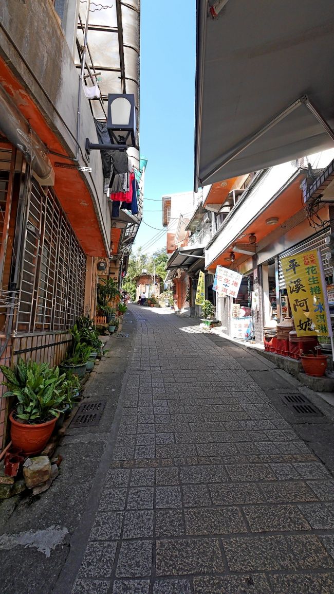 横の道を駅の方向へ
