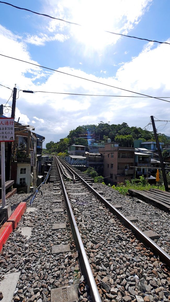 橋が見える．2年前平渓線で菁桐からここを通った時に，この町が急に開けたので少し感動したのを覚えている．http://4travel.jp/traveler/suomita/album/10589089/