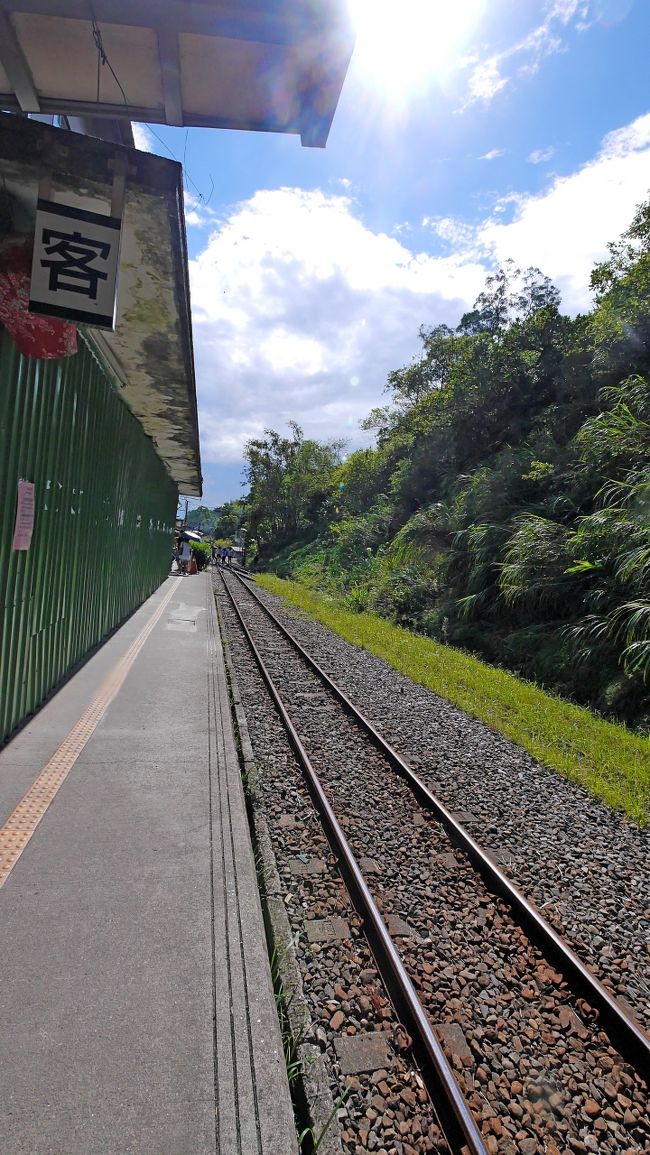 ホームの半分は現在工事中