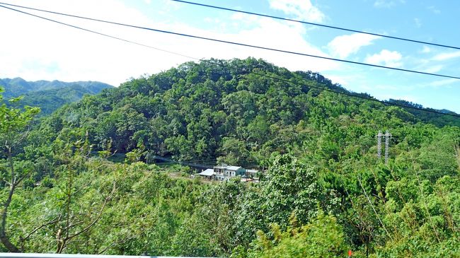 山と渓谷が美しい．平渓線の線路が縫うように走る