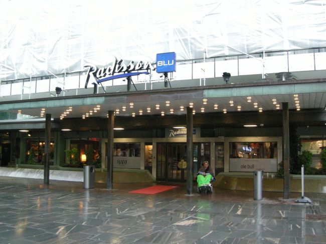 本日のホテルはラディソンブルー・ノルゲ。<br />ここも外壁は改装中でした。