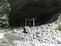 河原にある洞窟の奥には神社があります。この辺り一帯が天安河原です。鬱蒼とした雰囲気が、天の岩戸伝説の舞台のイメージとすごくマッチしています。