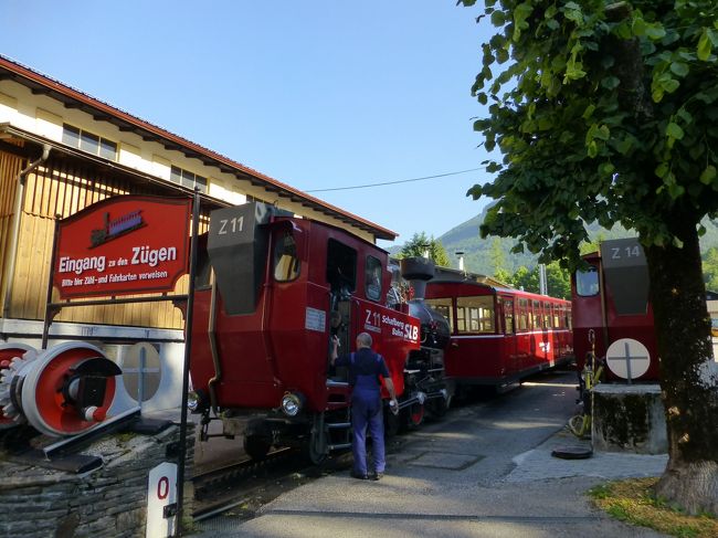 これから乗るシャーフベルク鉄道。<br />車両点検がなされています。<br />チッケト販売は8:45からだというので急いで教会へ向かいました。<br />