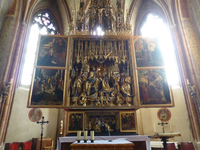 オーストリアの国宝<br />両翼の扉付きの主祭壇はミヒャエル・バッハーの制作
