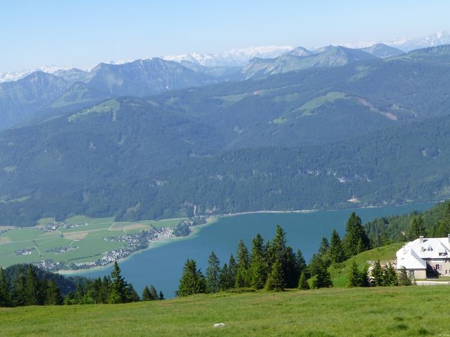 高度を増してくるとヴォルフガング湖と山が見えてきます。