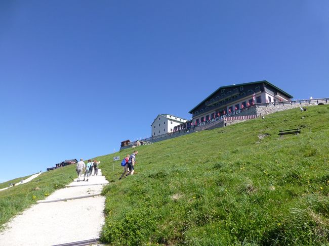山頂駅から頂上へ向かいます。