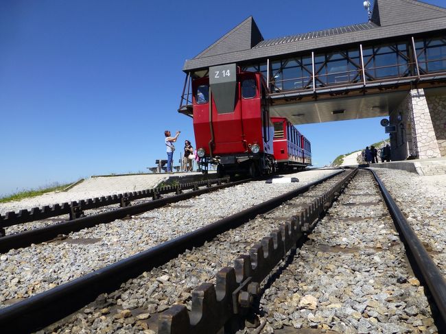 鉄道のレールは中央に車両をかませて力を入れるレールがあります。<br /><br />駅に降りたら下りの鉄道の発車時間を予約しておきます。<br />最盛期などはしっかり予約しないと乗れないこともありそうです。