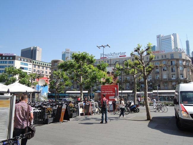 フランクフルトで、電車に乗り遅れました。<br /><br /><br />時間があったので、駅前をブラブラ。<br />都会です。