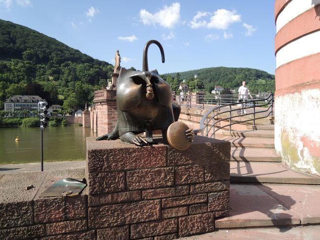 おもしろい猫の置物があると思って、写真とっていたのですが、<br />観光の本を読むと、サルでした。<br /><br /><br />偽善者を写す鏡を持っています。<br /><br /><br /><br />