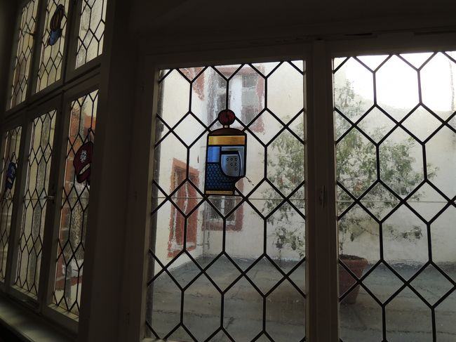 ステンドグラスがありました。<br /><br /><br />おしゃれでかわいいホテルですが、エアコンはありません。<br />暑い日には、辛いです。