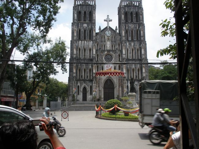 今日は丸一日ハノイを楽しめる日！<br />メトロポールを探索した後はそそくさと街に出かけます。<br /><br />まずは王道の観光スポットから攻めてみます。<br /><br />ハノイ教会<br />思ったよりこじんまりとしています。