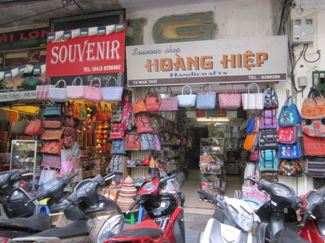 小奇麗な有名ショプもいいんだけど、こういうお土産屋さんでハノイ価格を更に値切りながらほりだし物を見つける方が私たちには合ってるかも！<br /><br />なんてたってその方が面白い！