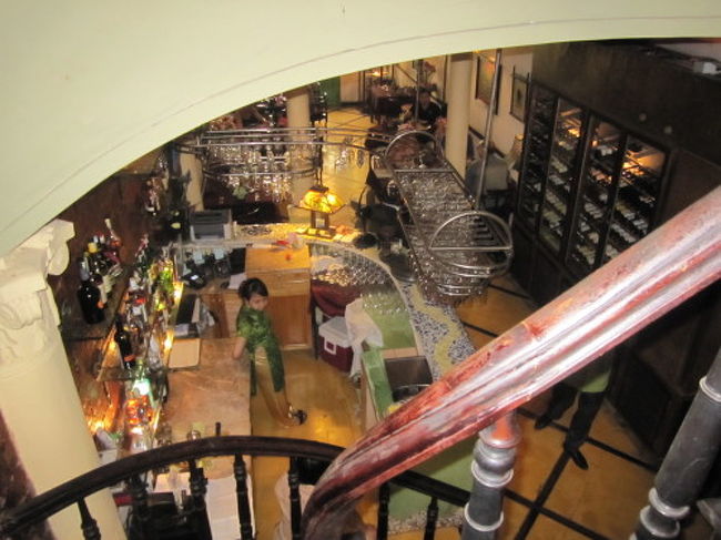 私たちは2階に通されます。<br />ここもらせん階段でレトロ感ばっちりです。