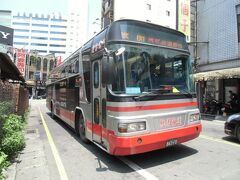 到着。

ふー、長かった。次からはもう台北行きのリムジンバス使うか、高鐵中歴駅へ向かおうかしら。

今回は前回の反省から、空港のセブン-イレブンで飲み物や忘れてきた折り畳み傘を買って札を小銭に崩していたので、支払いに困らずに済みました。
前回は小銭がなく、運転士さんのサービスで無賃で降ろしてくれたということがｗ