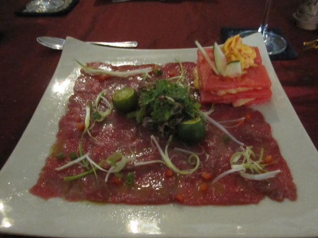 牛肉のカルパッチョ<br /><br />サイドにスイカとなにか？？のムースがついてます。<br />どれをとっても盛り付けがきれい！<br />