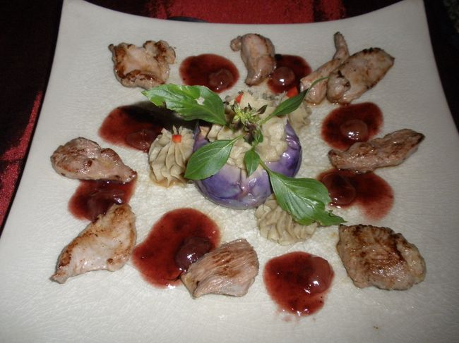 鴨のベリーソース？？<br /><br />真ん中にどーんとナスが！<br />鴨は適度に噛みごたえがあっておいしい。