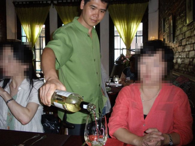 そしてお決まりのワイン！<br /><br />美味しい物につられてどんどん行きます。<br />お昼でも関係ないもんねぇ