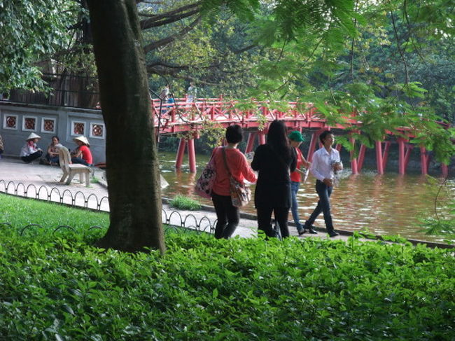 腹ごなしにホアンキエム湖周りをぶらぶらしながらまたもやショッピングします。