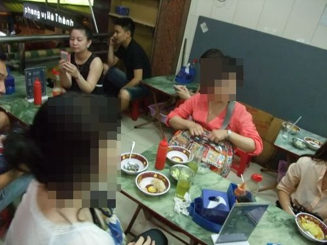 汗かいているのは私たちだけで地元のお姉さんはちっともかいてません。<br /><br />私以外のみんなは暑さとお腹の調子でほとんど箸が進まない．．．<br /><br />おこわは日本のもち米に比べると粘り気が少なくあっさりとした感じ。<br />角煮も柔らかく味がしみてて美味しかった！