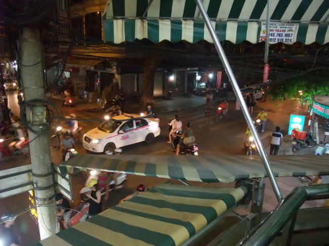 テラス席から下を見ると相変わらずの車とバイクの喧噪が。<br /><br />信号がほとんどないのにクラクションだけで交差点や追い越しなど、他の車をドンドンかわしていく！<br />ある意味すごい運転テクニック！