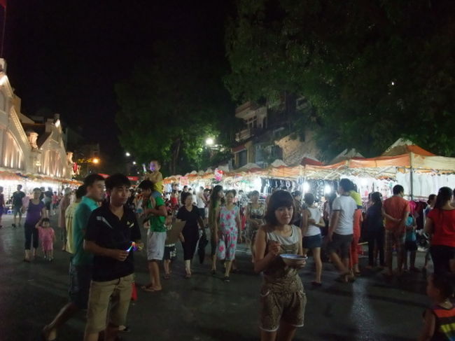 「XOI YEN」を出た後はナイトマーケットに出掛けました。<br /><br />地元の人たちの娯楽ということもあって観光客はあまり見かけない。<br />生活雑貨や若者向けのサンダルや洋服など見てて楽しい。<br /><br />